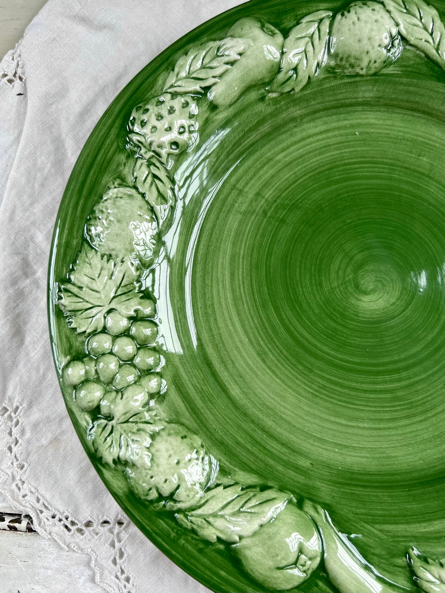 Beautiful Set (8) Casafina Fruit Relief Green Hand Painted Dinner Plates, 10.5”, Portugal