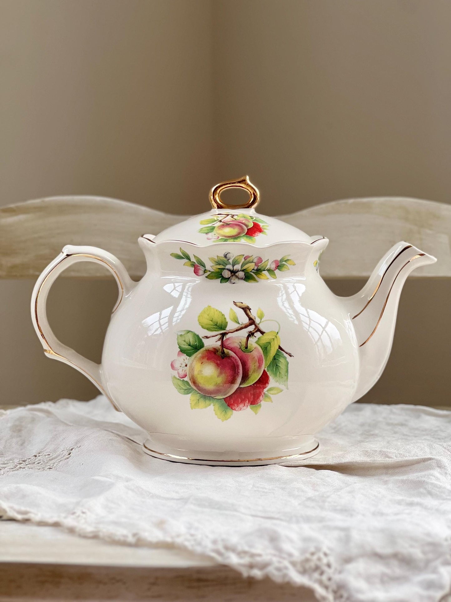 Vintage Sadler England Teapot with Beautiful Apples, Berries & Blossoms, 32 oz