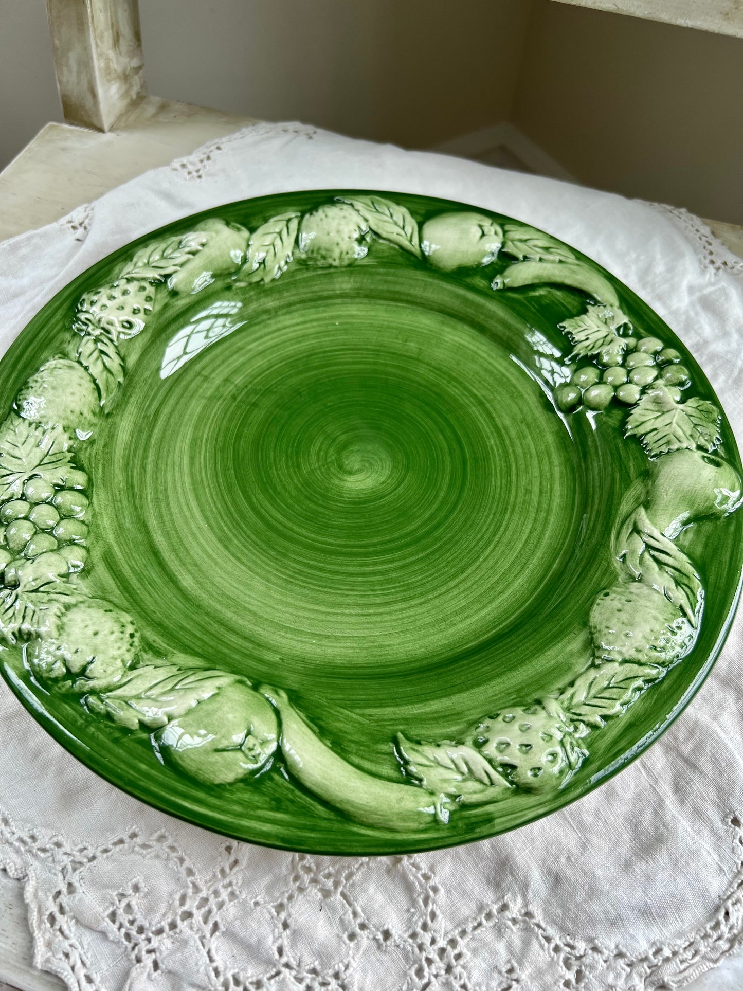 Beautiful Set (8) Casafina Fruit Relief Green Hand Painted Dinner Plates, 10.5”, Portugal