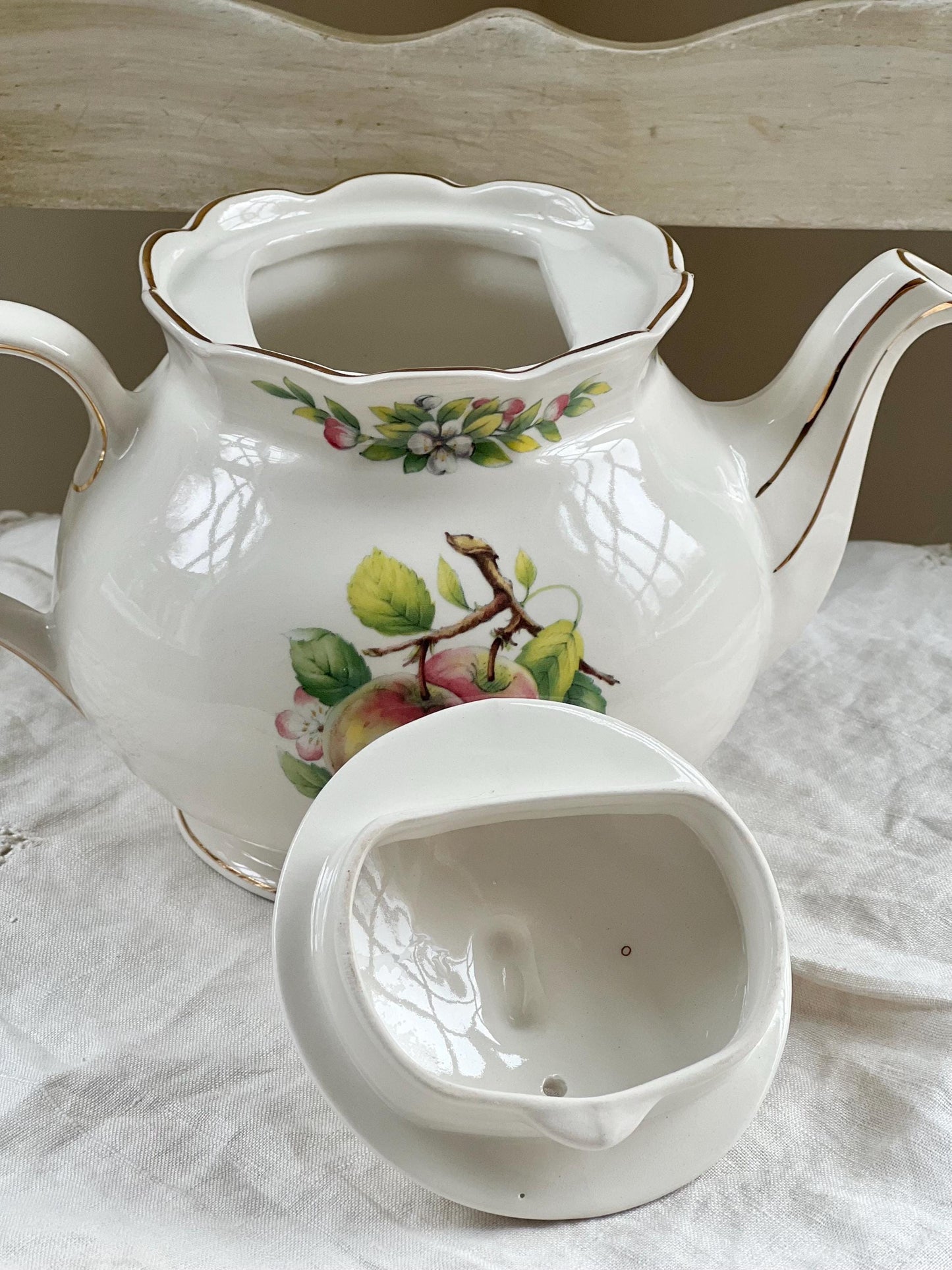 Vintage Sadler England Teapot with Beautiful Apples, Berries & Blossoms, 32 oz