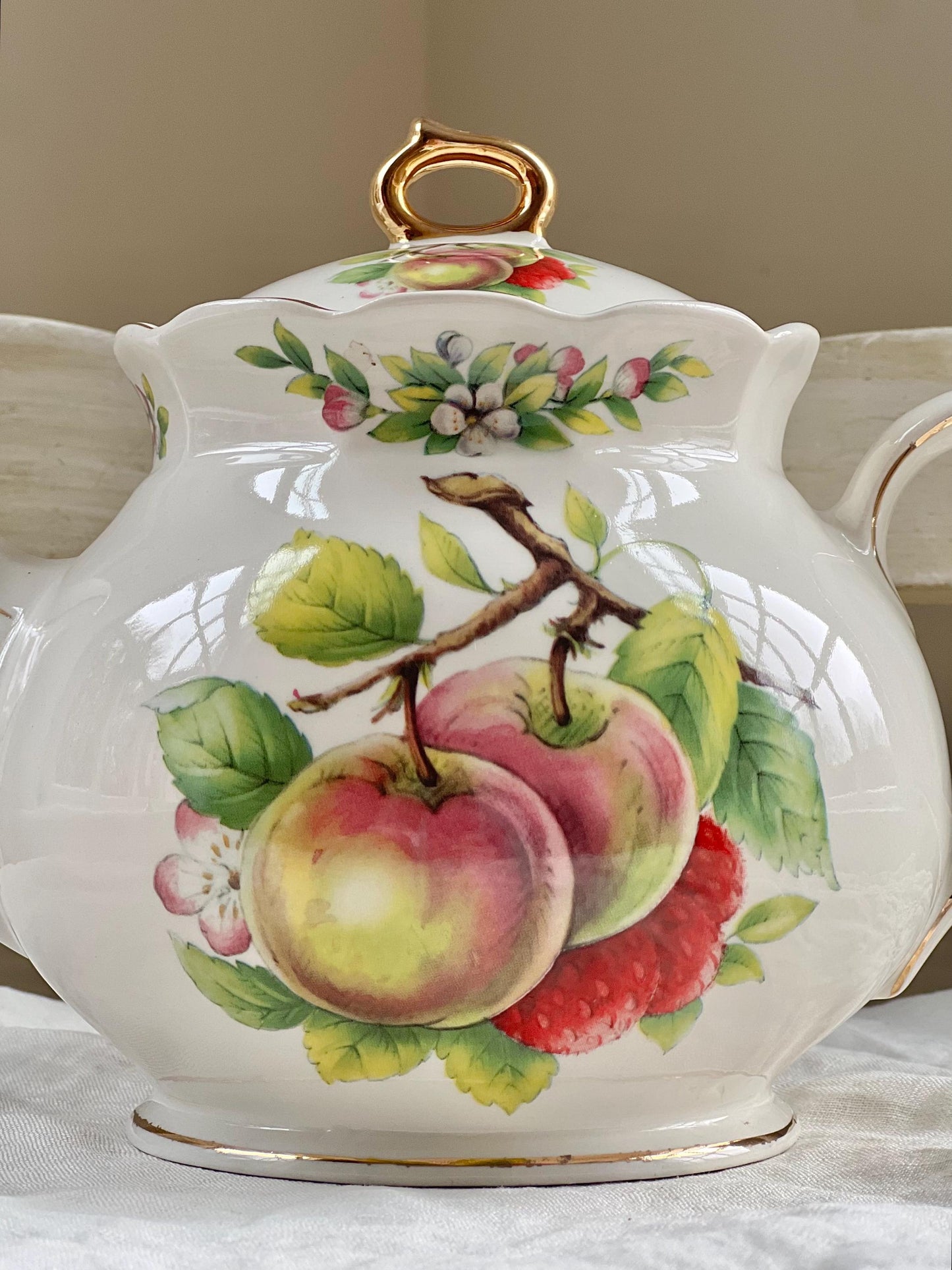 Vintage Sadler England Teapot with Beautiful Apples, Berries & Blossoms, 32 oz