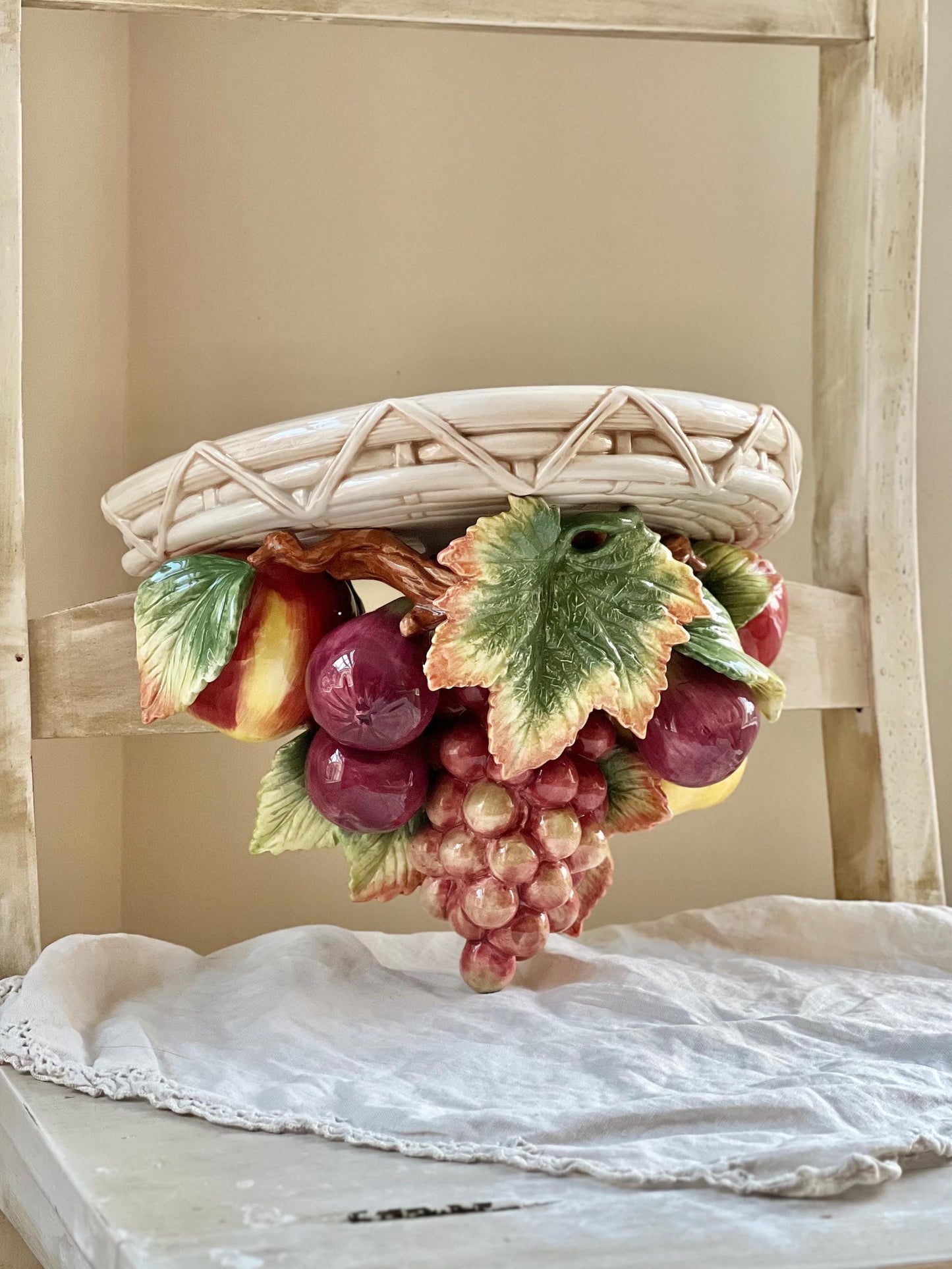 Fitz and Floyd Classics Country Gourmet Wall Shelf with Grapes, Vines and Fruit, Floating Pedestal Shelf & Plate Holder with Colorful Fruit
