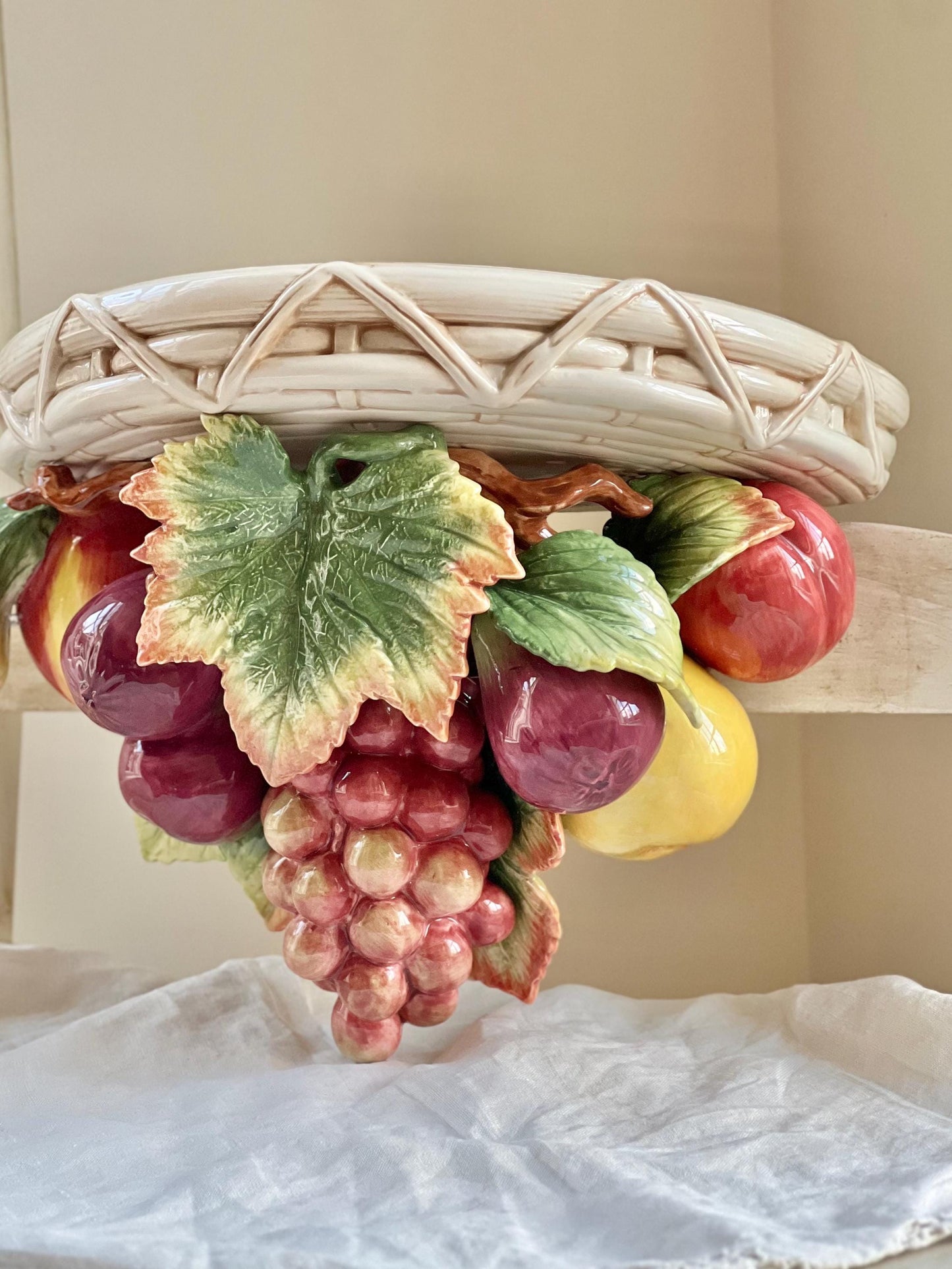 Fitz and Floyd Classics Country Gourmet Wall Shelf with Grapes, Vines and Fruit, Floating Pedestal Shelf & Plate Holder with Colorful Fruit