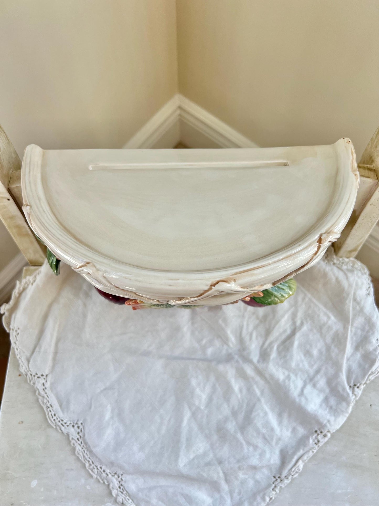 Fitz and Floyd Classics Country Gourmet Wall Shelf with Grapes, Vines and Fruit, Floating Pedestal Shelf & Plate Holder with Colorful Fruit