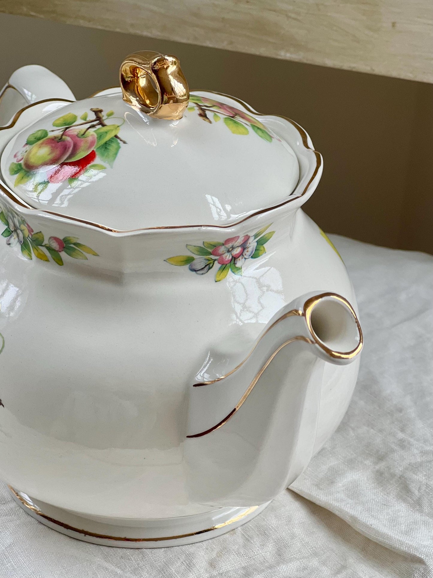 Vintage Sadler England Teapot with Beautiful Apples, Berries & Blossoms, 32 oz